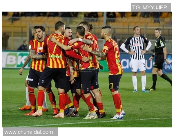 斯帕尔与莱切历史交锋回顾及战绩分析探讨 斯帕尔与莱切历史交锋回顾及战绩分析探讨